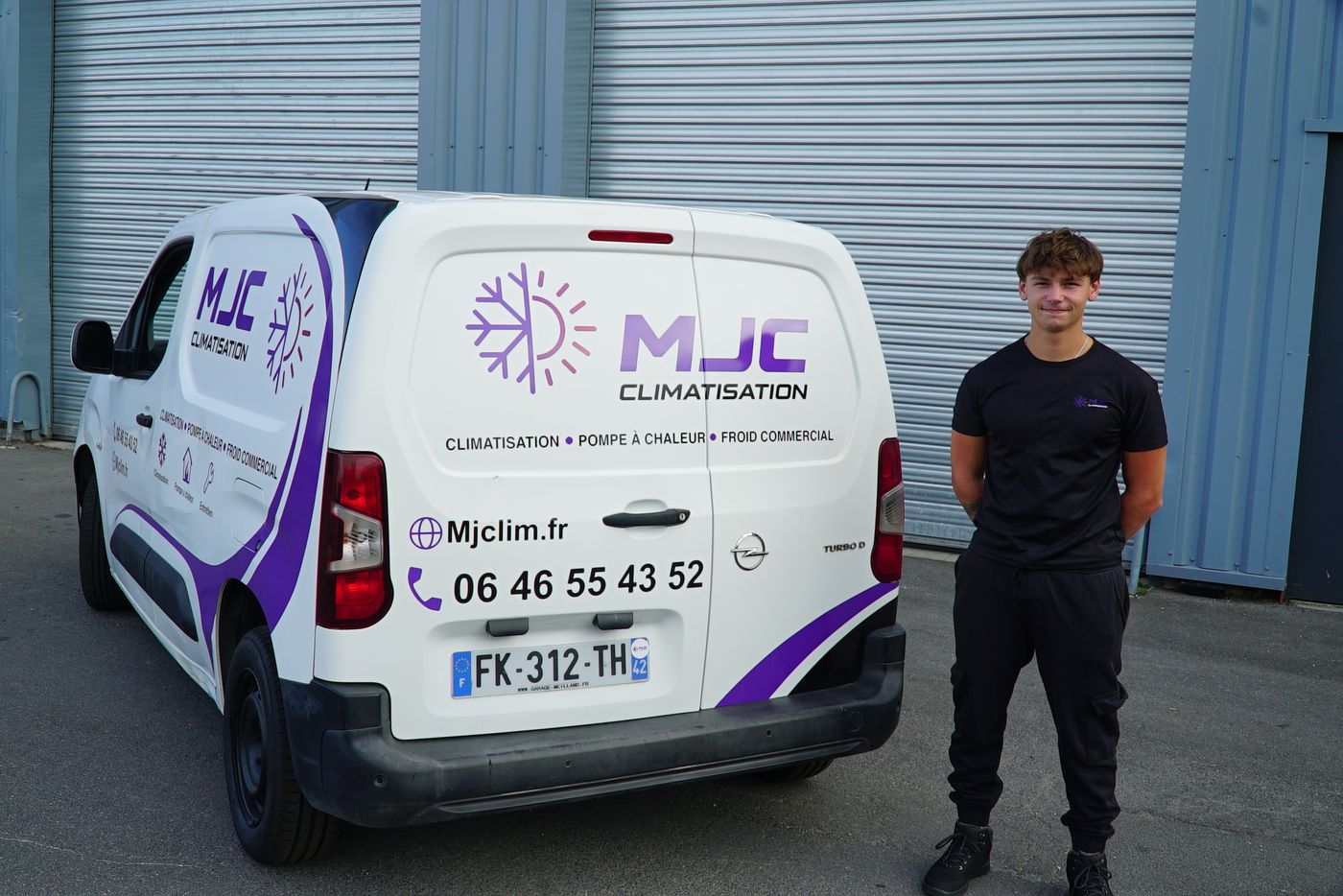 Technicien MJC Climatisation en t-shirt de l'entreprise, devant le véhicule MJC floqué